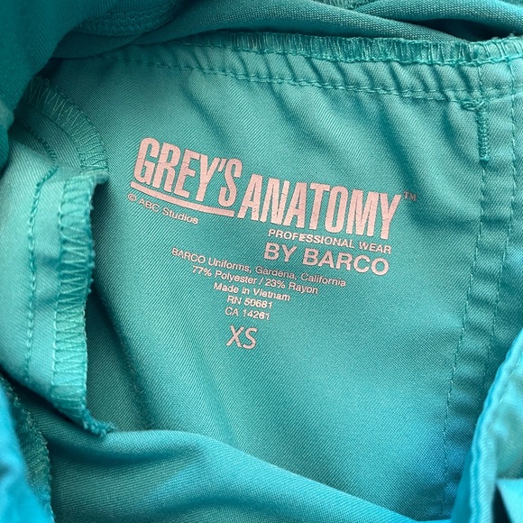 Grey’s Anatomy Women's Green Scrub Set - Picture 4 of 4